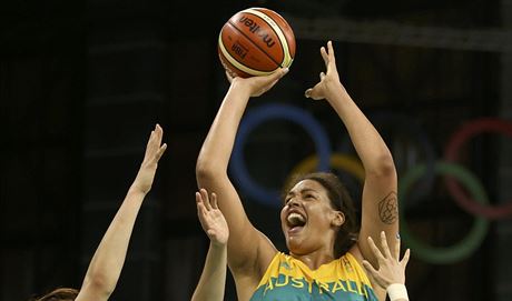 Australská basketbalistka Liz Cambageová stílí v utkání proti Japonsku.