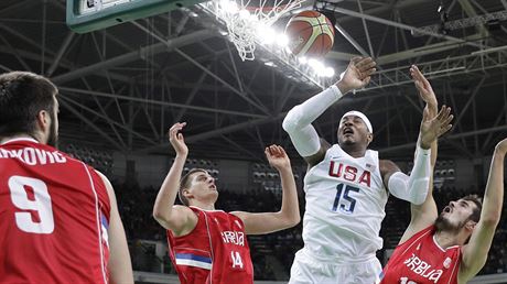 Americký basketbalista Carmelo Anthony zakonuje útonou akci pes srbskou...