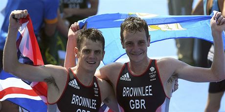 Zlatý Alistair Brownlee (vlevo) a jeho stíbrný bratr Jonathan Brownlee z Velké...