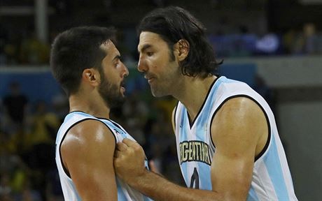 Facundo Campazzo (vlevo) a Luis Scola z Argentiny se hecují v utkání s Brazílií.