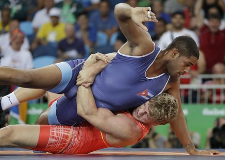Arménský zápasník Artur Aleksanjan (v erveném) má olympijské zlato, pepral i...