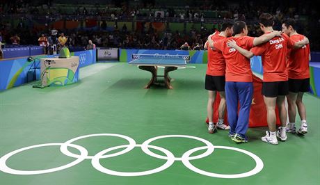 íntí stolní tenisté se radují z olympijského triumfu v souti drustev.