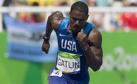 Americký sprinter Justin Gatlin v rozbhu na 200 metr na olympiád v Riu