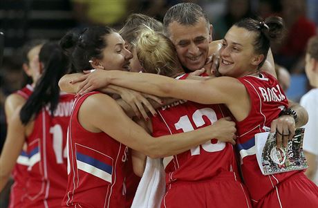 Srbské basketbalistky slaví vítzství nad Australankami v olympijském...