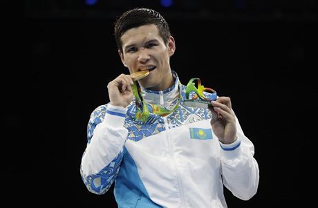 Kazaský boxer Danijar Jelusinov se zlatou medailí, kterou vybojoval na...