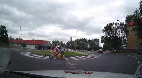 Nahý motorká na jednom z kruhových objezd v Havíov.