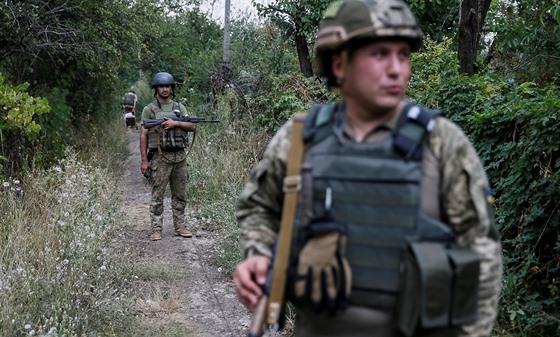 Ukrajintí vojáci nedaleko msta Avdjevka v Donbasu. (10. srpna 2016)