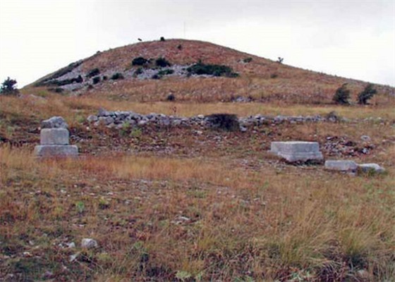 Pozstatky Diovy svatyn na vrcholu hory Lýkaion.