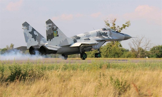 Ukrajinská stíhaka MiG-29 bhem manévr u msta Rovno (10. srpna 2016)