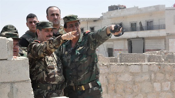 Syrský ministr obrany Fahd Dasím al-Frejd na návtv Aleppa (9. srpna 2016)