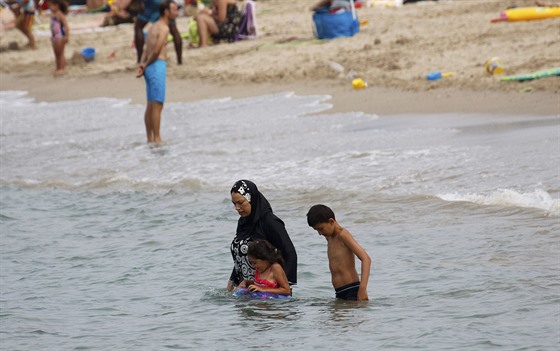 Žena v burkinách na pláži v Marseille (17. srpna 2016)