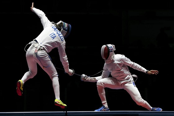 Francouzský ermí Daniel Jerent (vpravo) v souboji s italským soupeem Enricem...