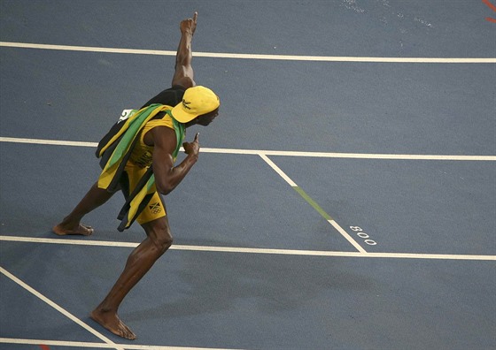 OBVYKL SHOW. Usain Bolt a jeho vtzn kepen po finle stovky.