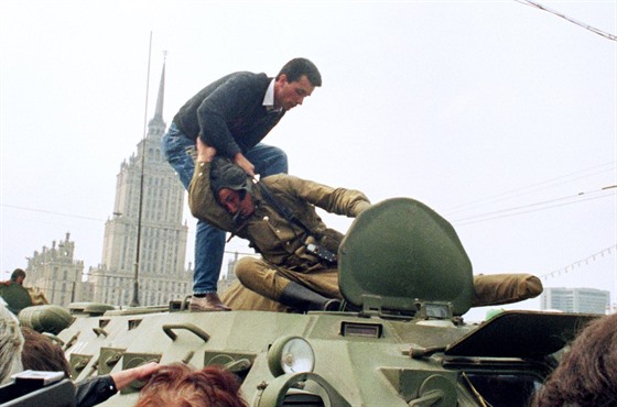 Ruský prezident Boris Jelcin promluvil ke shromádní ped Bílým domem z tanku puist (19. srpna 1991)