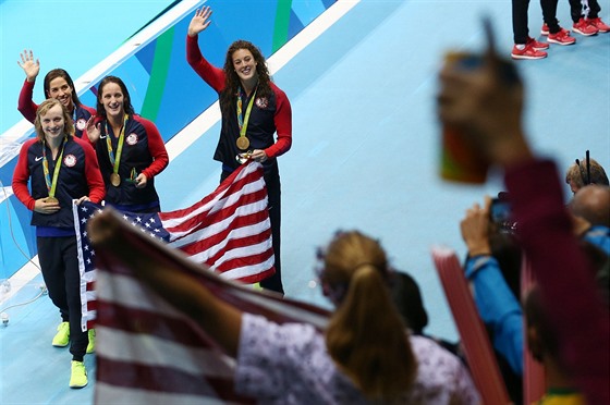 Americké plavkyn zdraví fanouky po vítzství ve tafet na 4x200 m volný...