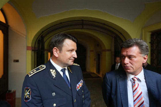Tomáš Tuhý a Pavel Blažek poté, co sněmovní komise ukončila výslech policejního...