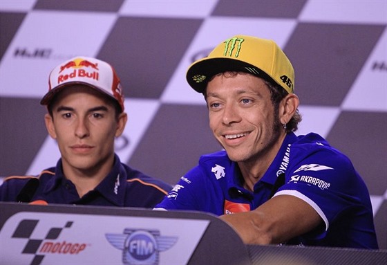 Elita. Ve tvrtek sedli Valentino Rossi (vpravo) a Marc Márquez vedle sebe. Ode dneka se budou potkávat na brnnské trati.