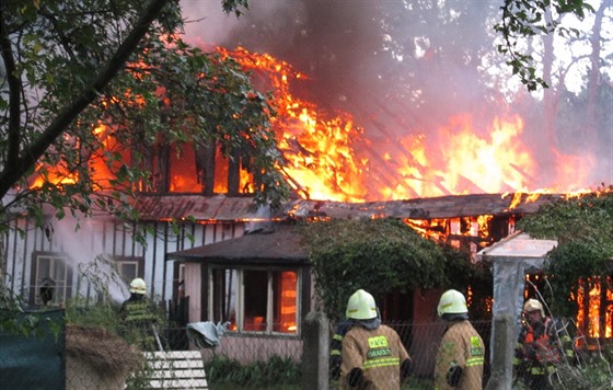 Historická usedlost v Rychnově se po zásahu bleskem ocitla v plamenech.