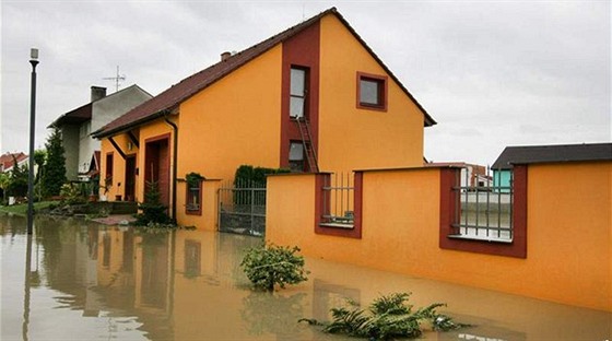 Pohled na jeden z dom v Troubkách na Perovsku pi povodni v roce 2010. Obec opakovan poniená velkou vodou dosud nemá vykoupené pozemky pro hráze.