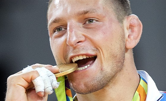 Luká Krpálek se zlatou olympijskou medailí z Ria. 