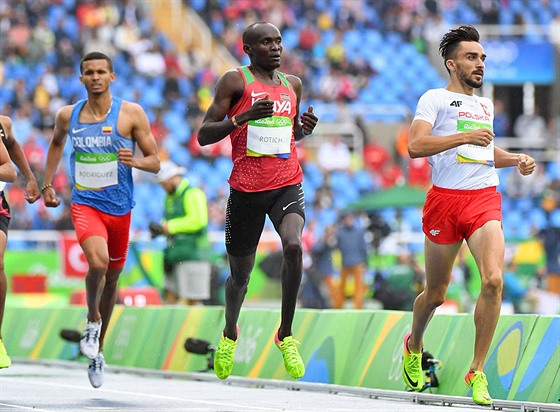 Keský bec Ferguson Cheruiyot Rotich (uprosted) v olympijském závod na 800 metr. Ano, je to opravdu on.