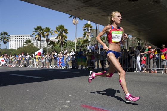 eská atletka Eva Vrabcová-Nývltová dobhla v olympijském maratonu na...