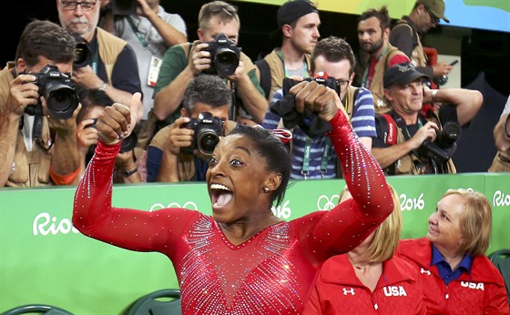 Sportovní gymnastka Simone Bilesová z USA získala zlatou medaili v peskoku....