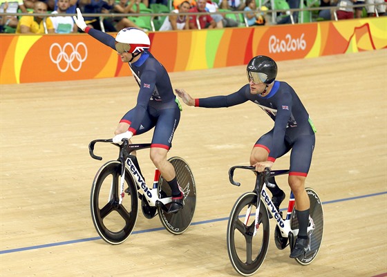 Britské finále dráhové cyklistiky vyhrál na okruhu v Riu Jason Kenny (v bílé...