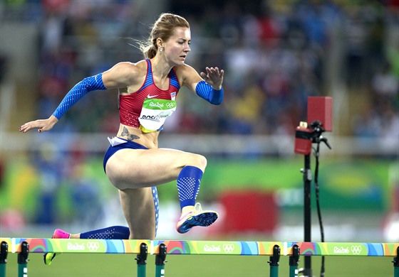 Denisa Rosolová bhem semifinále 400 metr pekáek na olympiád v Riu, archivní foto