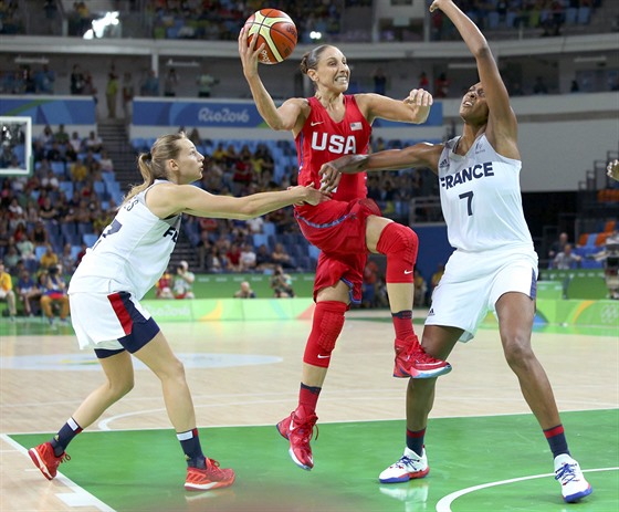 Američanka Diana Taurasiová prochází přes francouzské basketbalistky v...