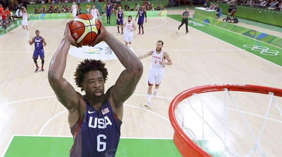 Basketbalista DeAndre Jordan z USA smeuje v semifinálovém utkání se...