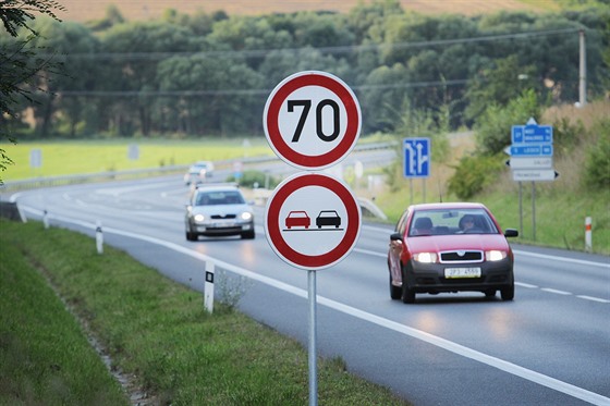 Na obchvatu Třemošné je před křižovatkami snížená rychlost a zakázané...
