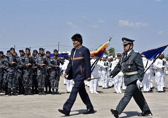 Bolivijský prezident Evo Morales otevřel ve městě Warnes vojenskou,...