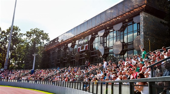 Znojemský stadion se pi druholigové premiée s ostravským Baníkem slun...