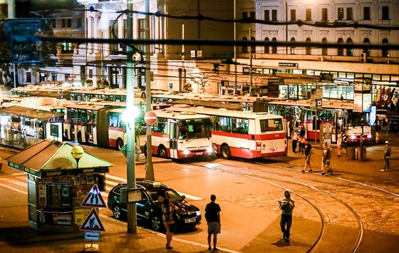 Autobusové rozjezdy rozvezou v noci z pátku na sobotu po Brn kolem 25 tisíc...