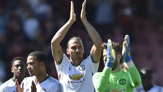 Zlatan Ibrahimovic se spoluhrái z Manchesteru United dkuje fanoukm po...