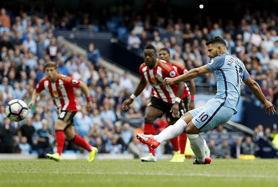 PROMNNÁ PENALTA. Sergio Agüero posílá Manchester City do vedení v utkání...