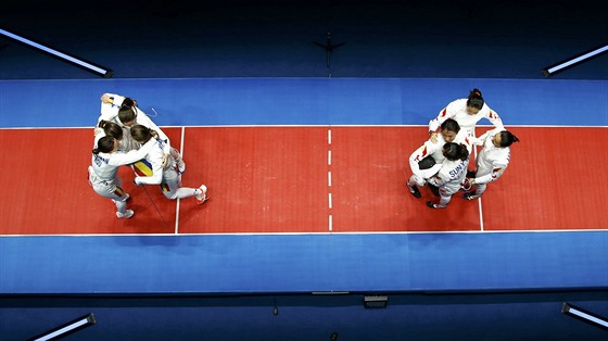 Rumunské kordistky slaví vítzství ve finále olympijské soute drustev v Riu,...