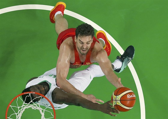 panlský basketbalista Pau Gasol zakonuje, brání ho Ekenechukwu Brian Ibekwe...