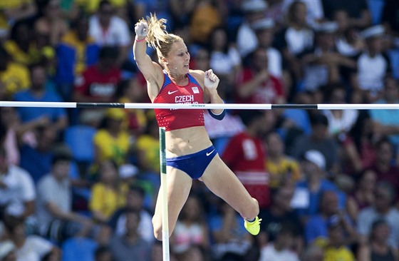 Jiina Ptáníková v kvalifikaci skoku o tyi na olympijských hrách v Riu.