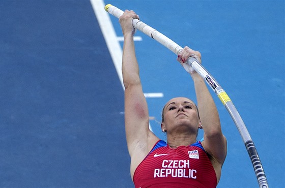 Romana Maláová v kvalifikaci skoku o tyi na olympijských hrách v Riu.