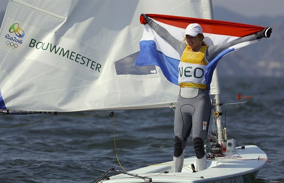 Marit Bouwmeesterová z Nizozemska slaví v Riu olympijský triumf ve tíd Laser...
