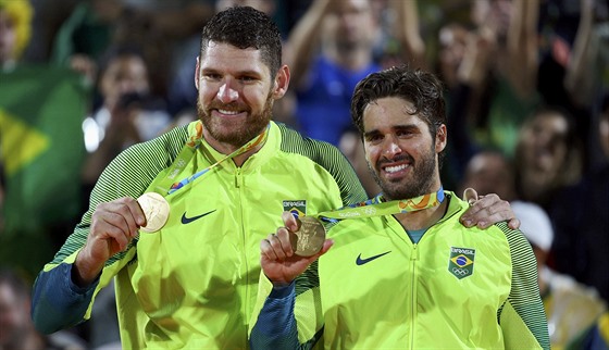 Brazilci Alison a Bruno oslavují triumf ve finále olympijského turnaje...