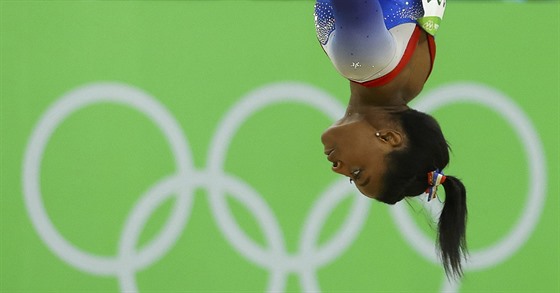 Americká gymnastka Simone Bilesová v prostné na olympiád v Riu de Janeiru