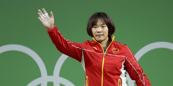 Siang Jen-mej z íny vyhrála zlatou olympijskou medaili v kategorii vzpraek...