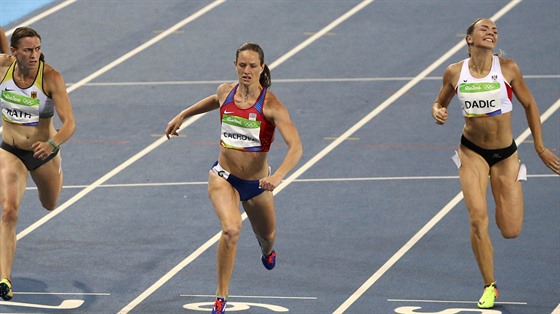 Sedmibojaka Kateina Cachová probíhá cílem závodu na 200 metr.