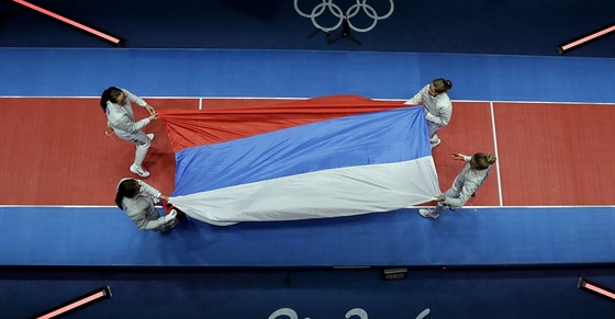 Drustvo ruských avlistek se raduje z triumfu v olympijském závod.