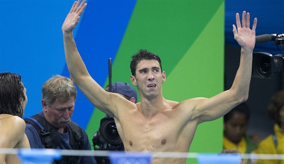 Americký plavec Michael Phelps zdraví diváky po polohové tafet na 4x100...