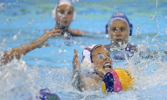Momentka z finálového utkání mezi vodními pólistkami USA a Itálie.