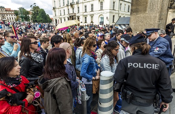 A dvousetmetrové fronty trápí v posledních dnech turisty, kteí musí...